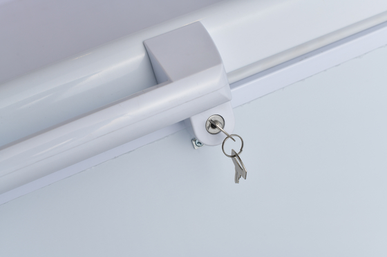 Épaisseur de la couche de mousse de 7 cm Congélateur à fond horizontal avec porte ouverte intégrée en mousse